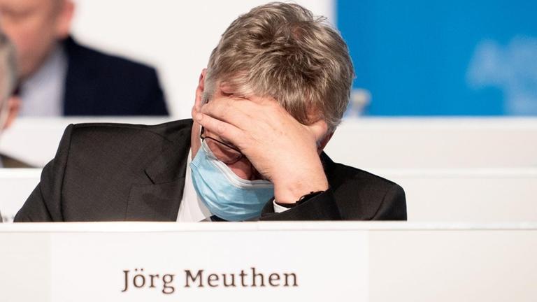 Jörg Meuthen stützt seinen Kopf in die Hand und schaut nach unten