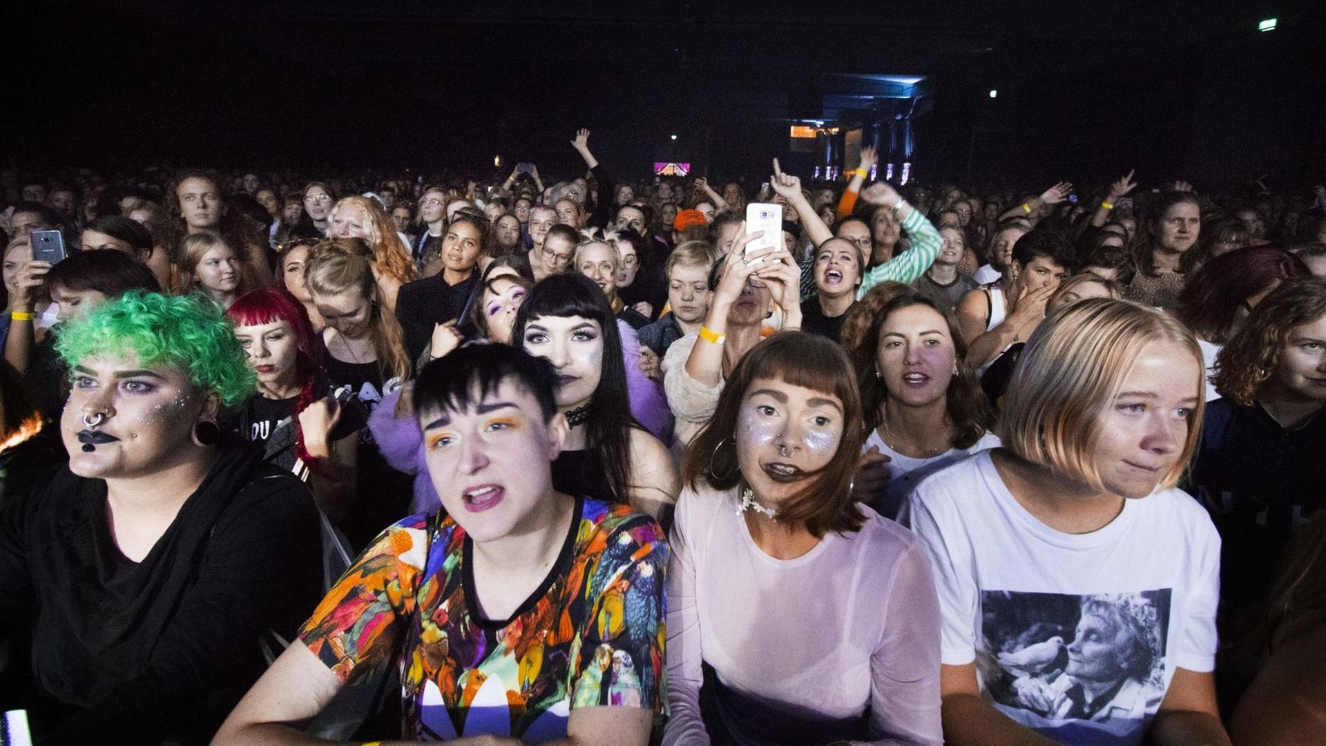 Vor der Bühne des "Statement Festivals" in Göteborg stehen ausschliesslich Frauen. Vor der Bühne des "Statement Festivals" in Göteborg stehen ausschliesslich Frauen.