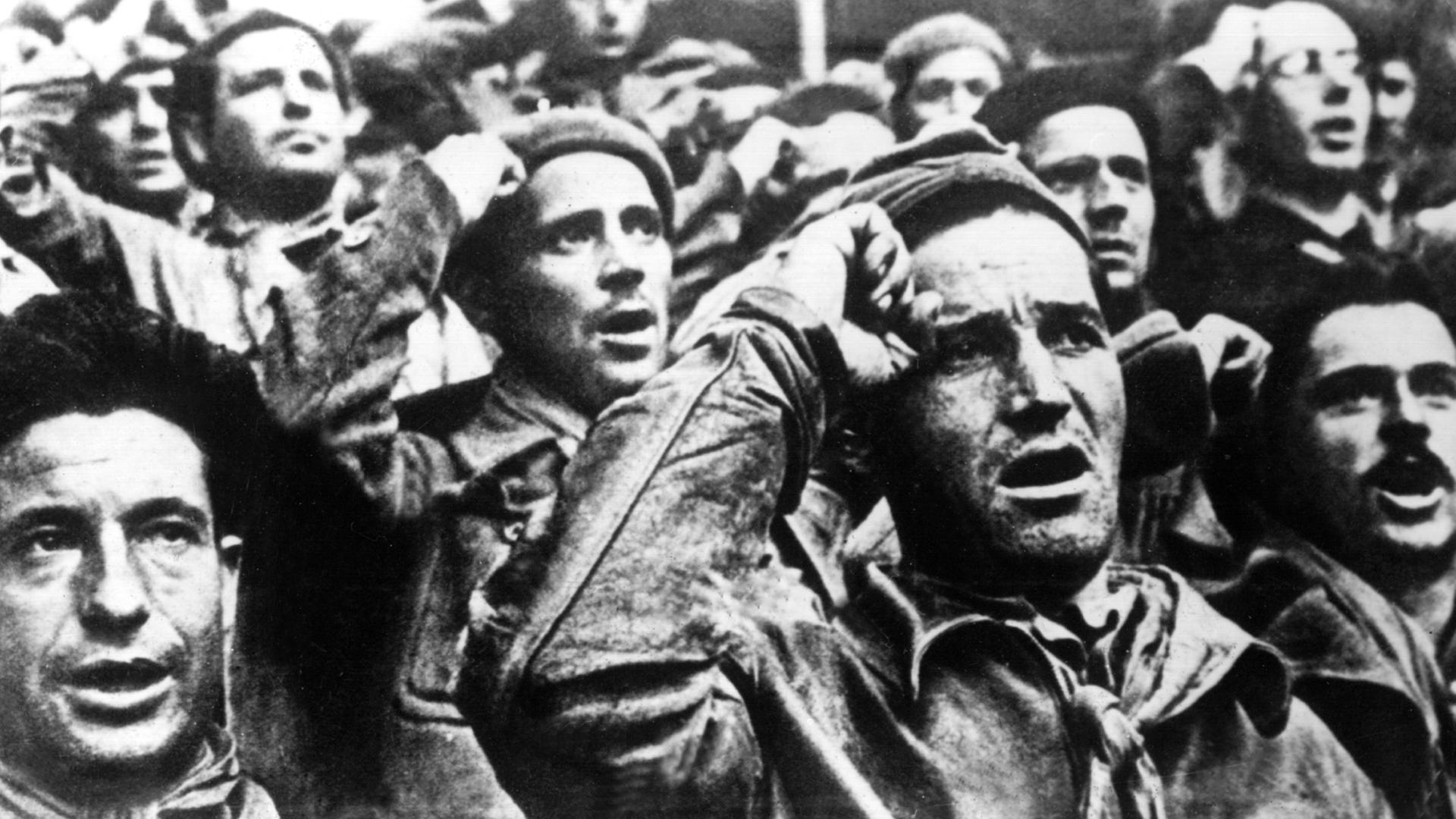Soldaten der internationalen Brigaden marschieren durch Barcelona. Soldaten der internationalen Brigaden marschieren durch Barcelona.