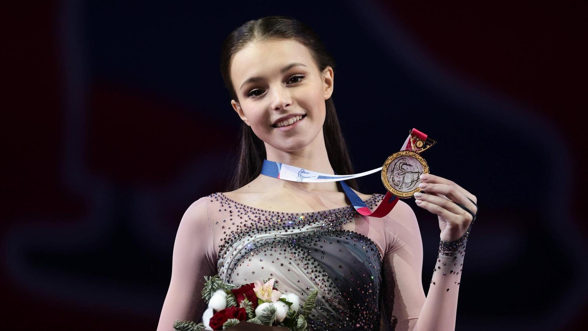 CHELYABINSK, RUSSIA - DECEMBER 27, 2020: Gold medalist, figure skater Anna Shcherbakova during an award ceremony for the ladies competition at the 2021 Russian Figure skating, Eiskunstlauf Championships at Traktor Ice Arena. Sergei Bobylev/TASS PUBLICATIONxINxGERxAUTxONLY TS0F31A6