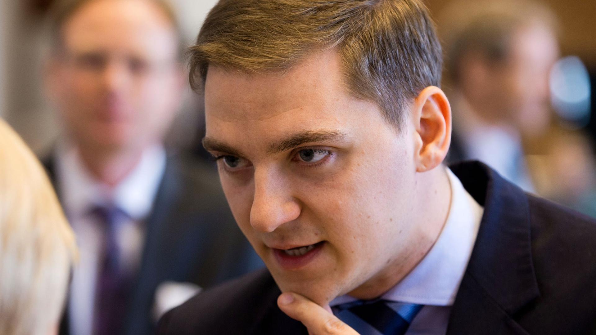Der neue SPD-Abgeordnete Patrick Dahlemann ist am 09.04.2014 vor der Sitzung im Landtag in Schwerin (Mecklenburg-Vorpommern) im Plenarsaal zu sehen. Der neue SPD-Abgeordnete Patrick Dahlemann ist am 09.04.2014 vor der Sitzung im Landtag in Schwerin (Mecklenburg-Vorpommern) im Plenarsaal zu sehen.