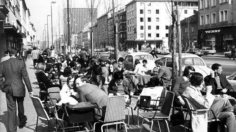 Straßencafé in München-Schwabing 1972