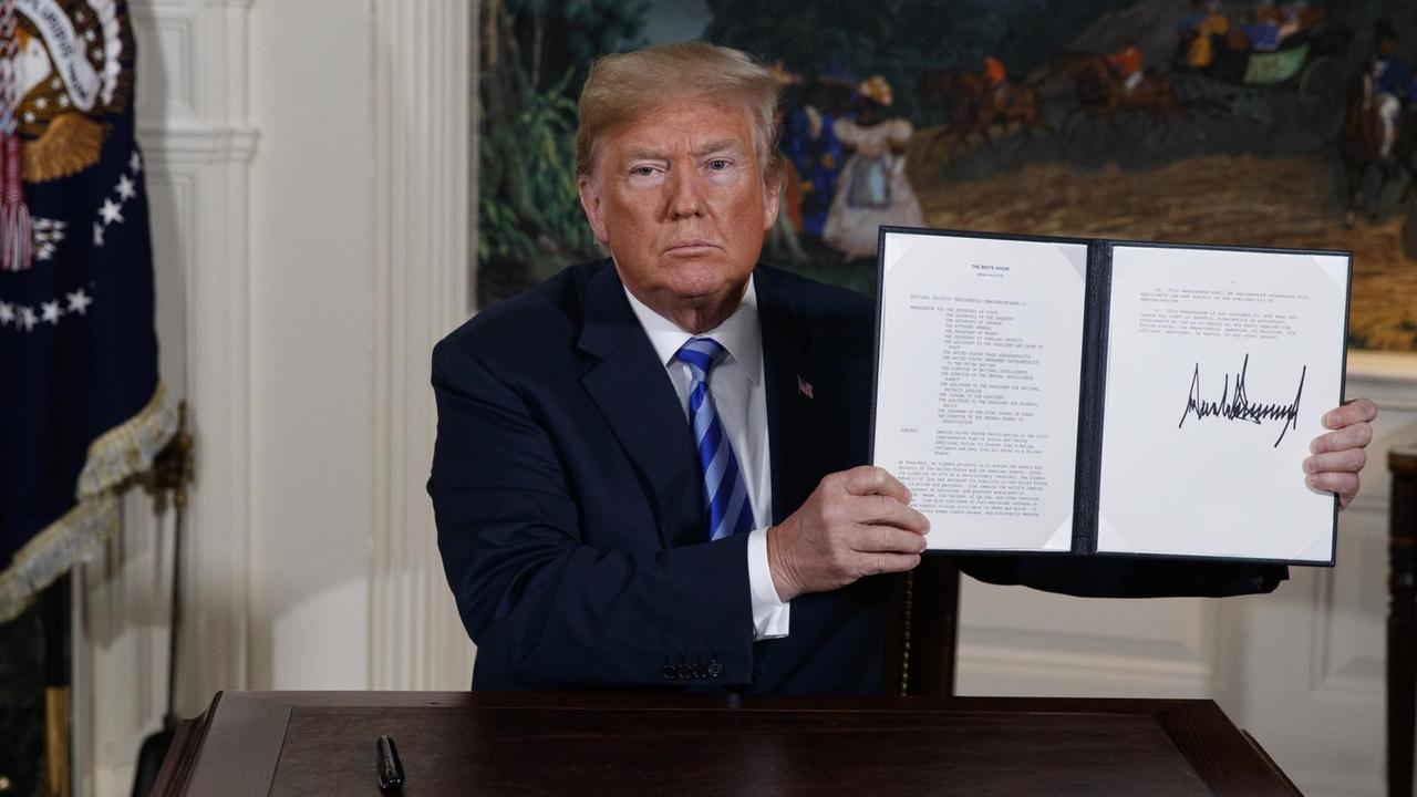 Donald Trump mit dem Memorandum zum Ausstieg aus dem Ausstieg aus dem Atomabkommen. Donald Trump mit dem Memorandum zum Ausstieg aus dem Ausstieg aus dem Atomabkommen.