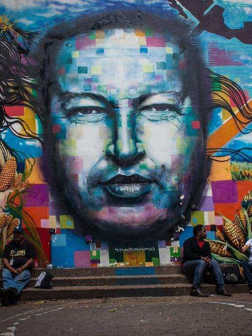 Graffiti des ehemaligen Präsidenten Hugo Chavez in Caracas, Venezuela.