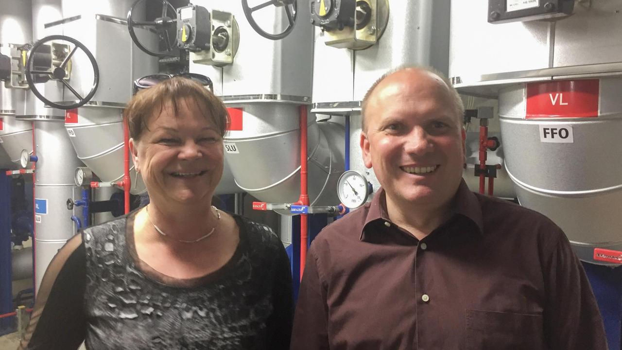 Antje Bodsch und Harald Wolf stehen vor einer Groß-Heizung Antje Bodsch und Harald Wolf stehen vor einer Groß-Heizung