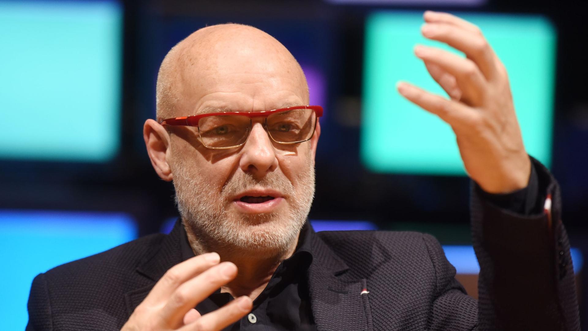 Brian Eno, britischer Musiker, Produzent und Multimediakünstler, aufgenommen am 29.11.2014 im Zentrum für Kunst und Medientechnologie (ZKM) in Karlsruhe Brian Eno, britischer Musiker, Produzent und Multimediakünstler, aufgenommen am 29.11.2014 im Zentrum für Kunst und Medientechnologie (ZKM) in Karlsruhe