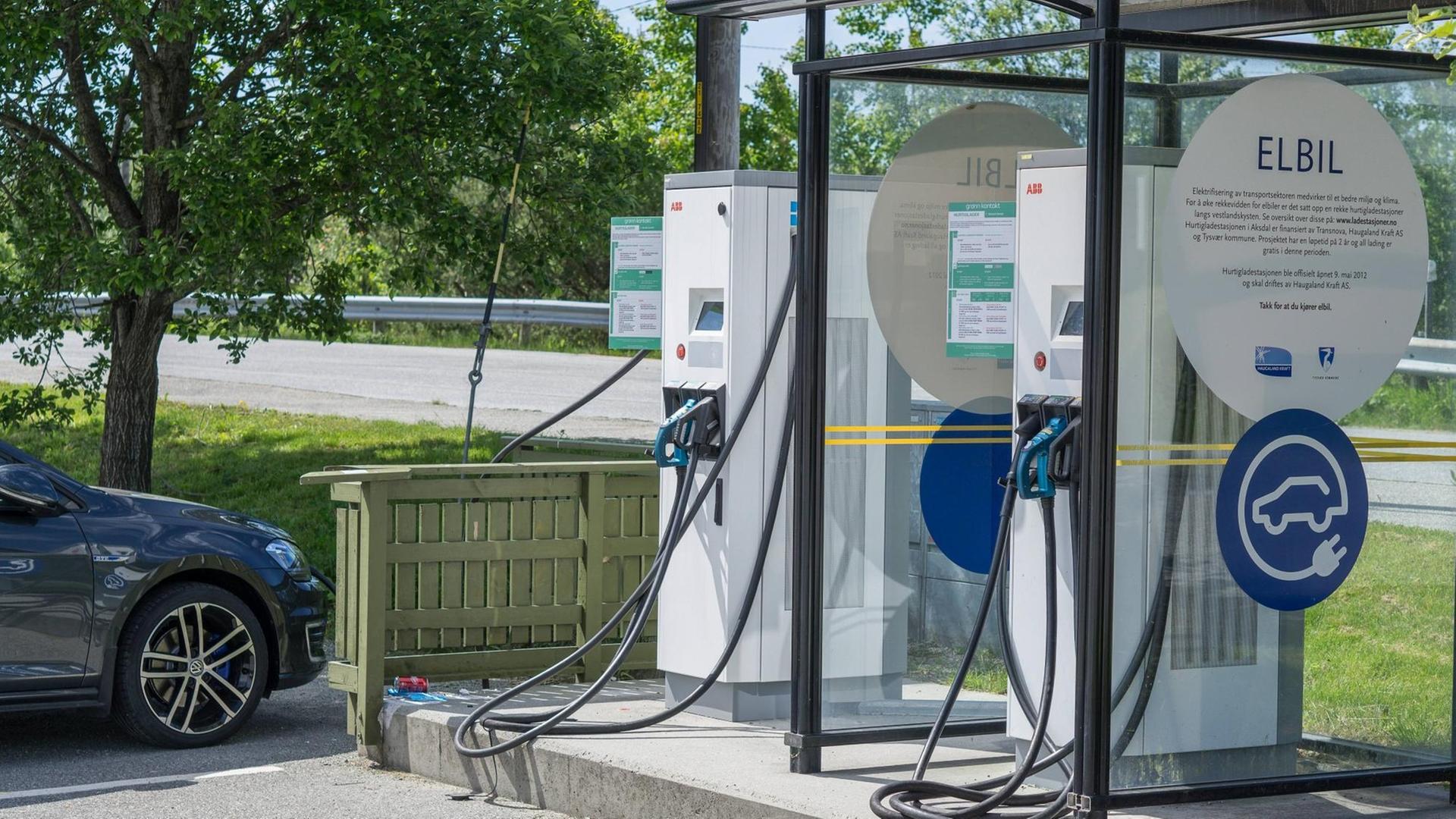 Ein Areal des Aksdal Einkaufcenters im südwestlichen Norwegen, in dem sich Tankstellen mit herkömmlichen Treibstoffen befinden und Elektro-Ladestationen. Ein Areal des Aksdal Einkaufcenters im südwestlichen Norwegen, in dem sich Tankstellen mit herkömmlichen Treibstoffen befinden und Elektro-Ladestationen.