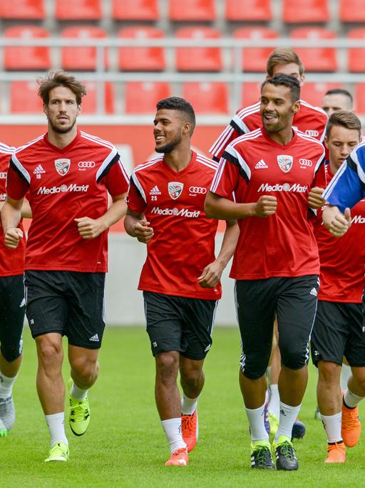 Ingolstadts Spieler laufen beim Trainingsauftakt des FC Ingolstadt 04 am 28.06.2015 im Audi Sportpark in Ingolstadt (Bayern). Mit einem Showtraining vor rund 2500 Fans ist der FC Ingolstadt in die Vorbereitung auf seine Premierensaison in der Fußball-Bundesliga gestartet.