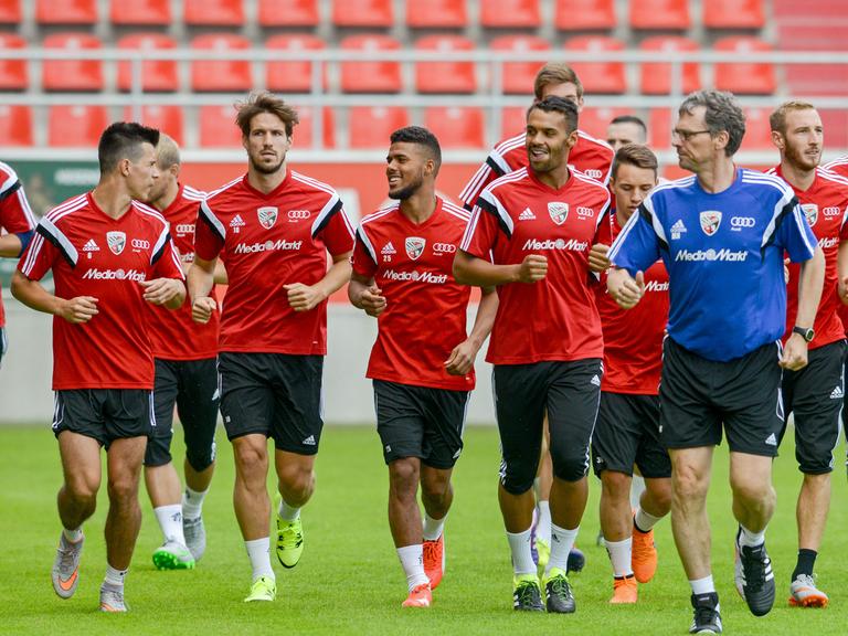 Ingolstadts Spieler laufen beim Trainingsauftakt des FC Ingolstadt 04 am 28.06.2015 im Audi Sportpark in Ingolstadt (Bayern). Mit einem Showtraining vor rund 2500 Fans ist der FC Ingolstadt in die Vorbereitung auf seine Premierensaison in der Fußball-Bundesliga gestartet.