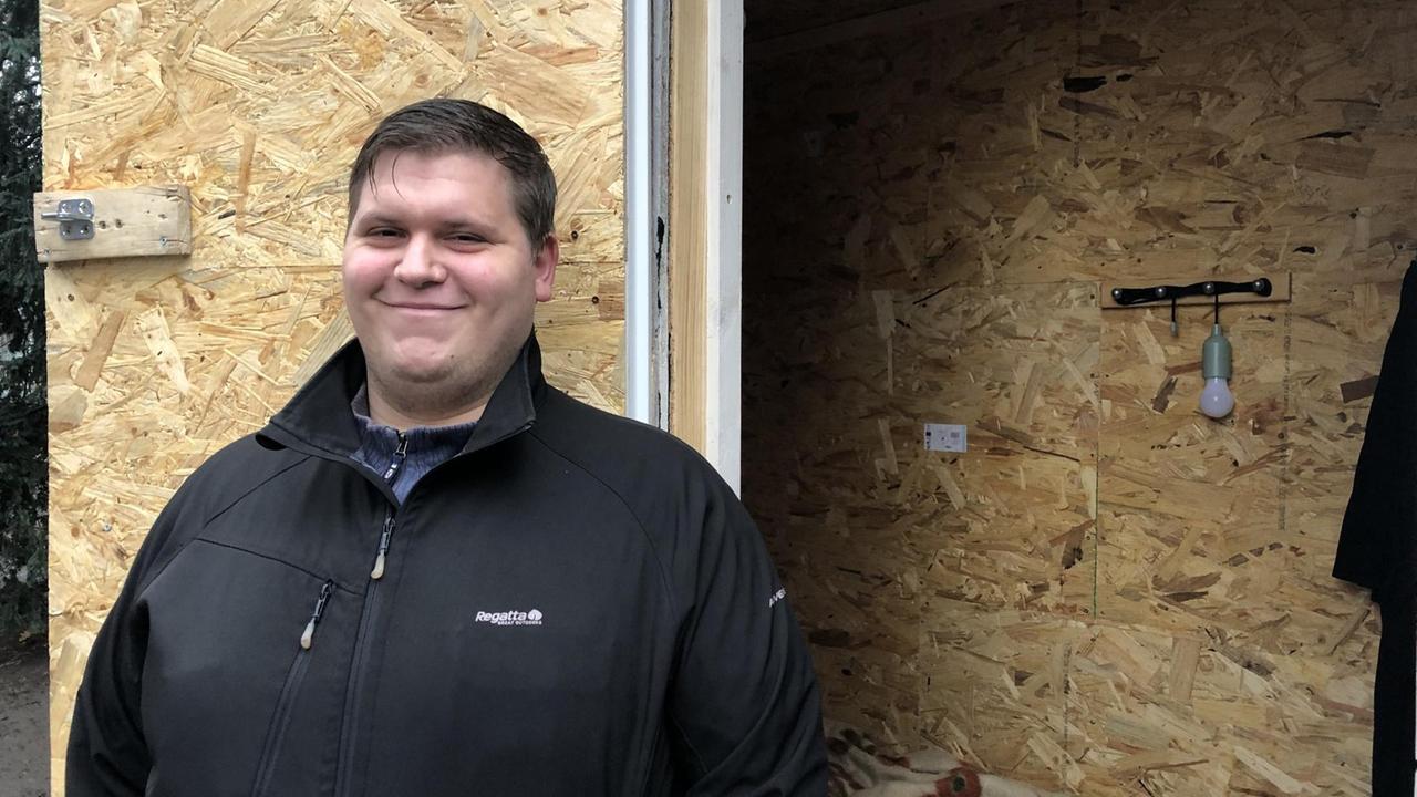 Dennis vor seinem "Little Home" Dennis vor seinem "Little Home"
