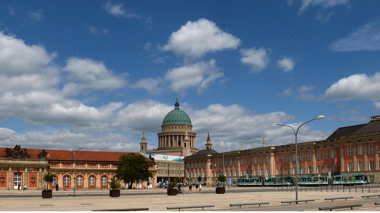 Die Nikolaikirche und das Stadtschloss in Potsdam Die Nikolaikirche und das Stadtschloss in Potsdam