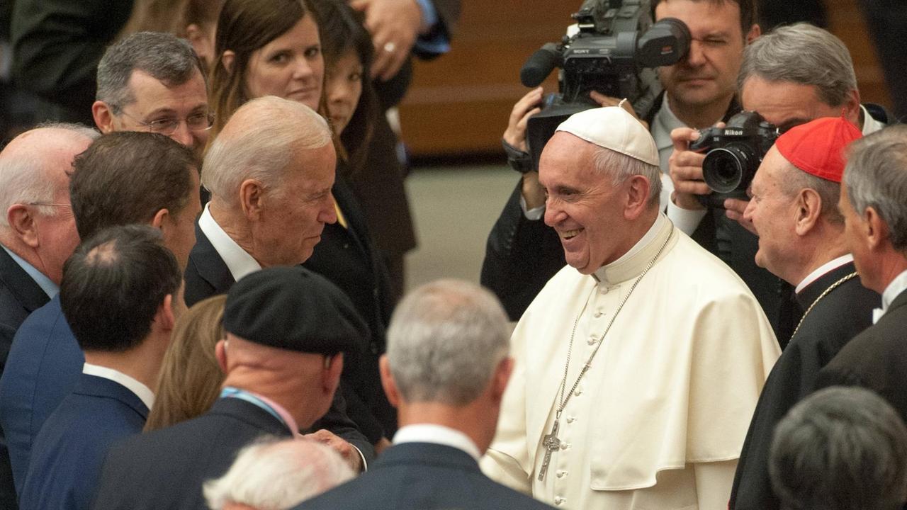 Papst Franziskus und der damalige Vizepräsident der USA, Joe Biden, begrüßen sich im Rahmen einer Konferenz. Papst Franziskus und der damalige Vizepräsident der USA, Joe Biden, begrüßen sich im Rahmen einer Konferenz.