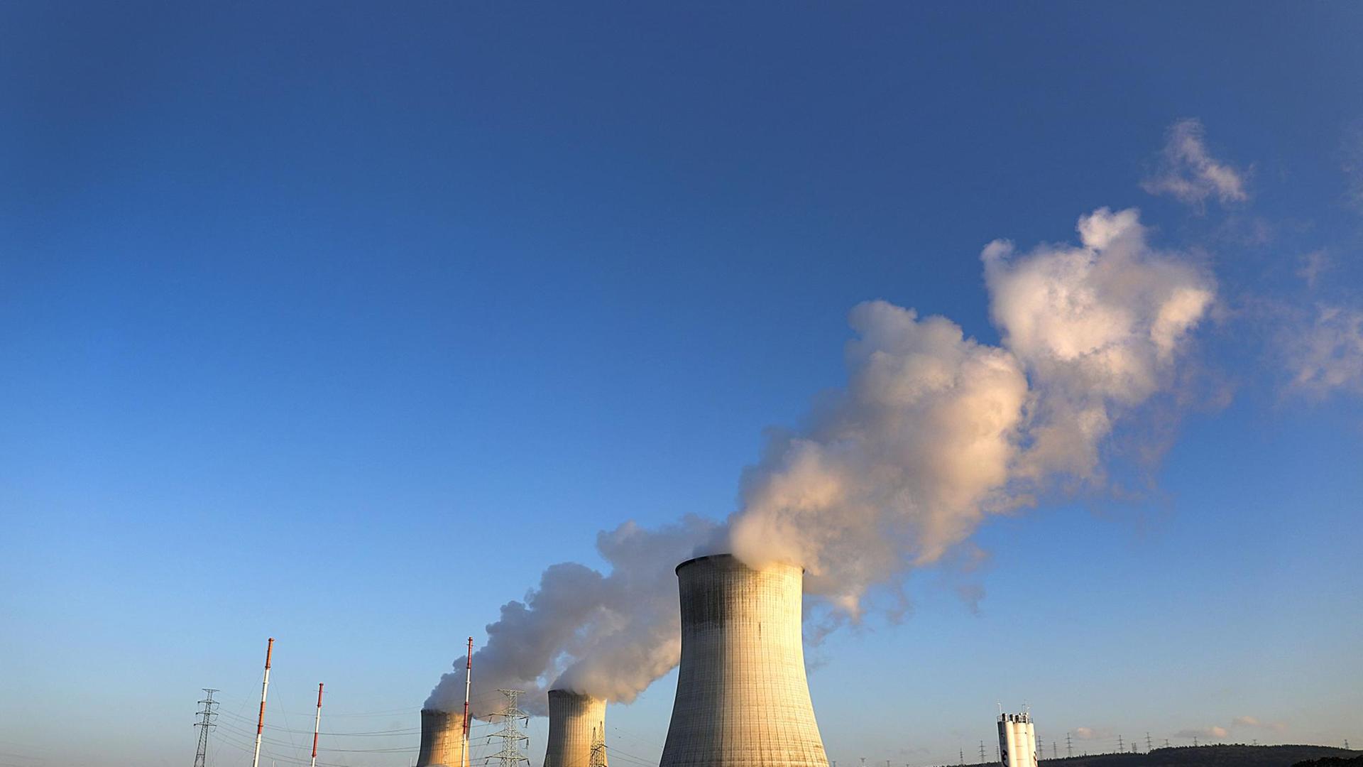 Wasserdampf steigt aus dem belgischen Atomkraftwerk Tihange Wasserdampf steigt aus dem belgischen Atomkraftwerk Tihange