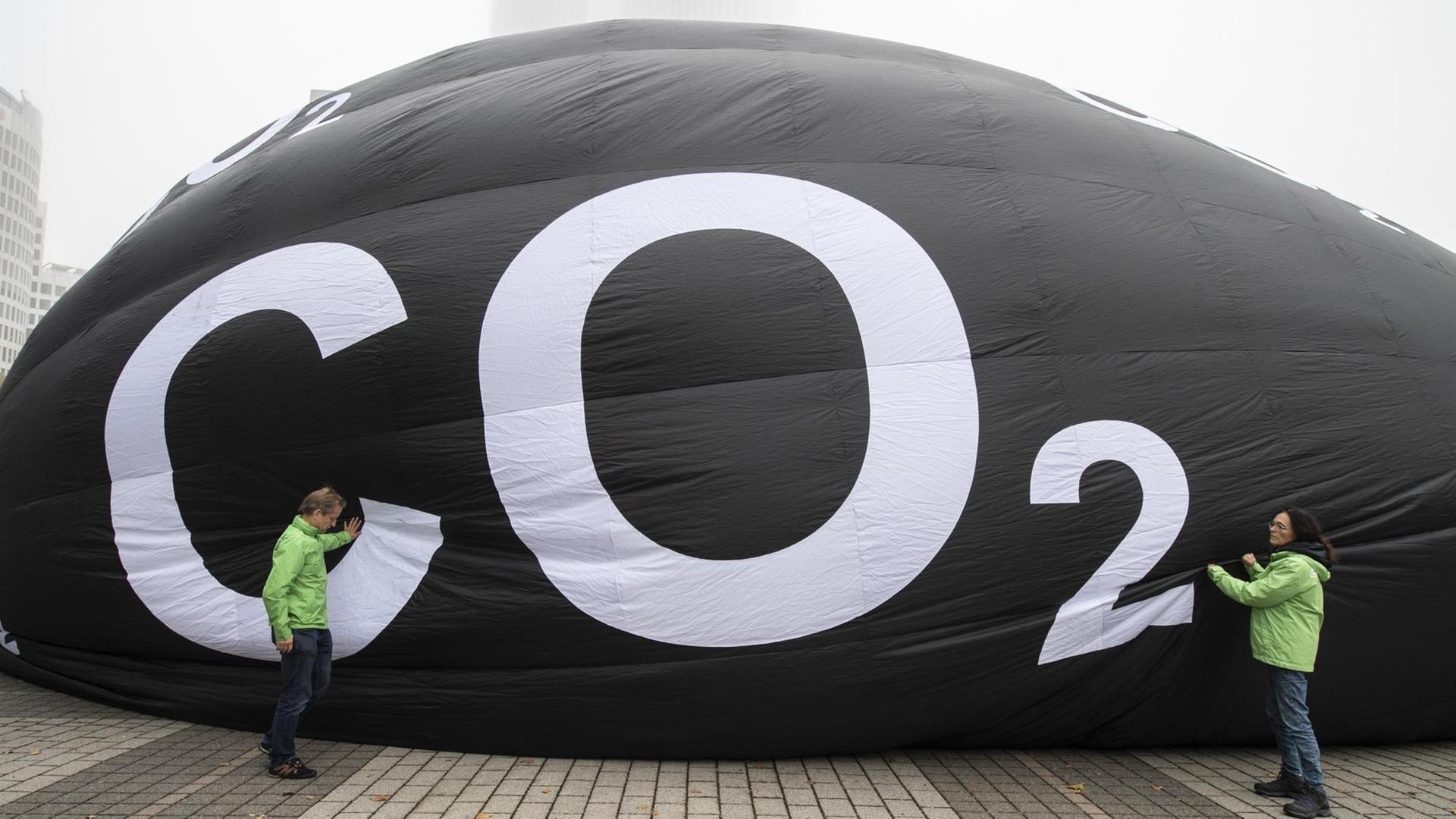 Frankfurt/Main: Aktivisten von Greenpeace füllen vor der Messe IAA einen riesigen Ballon mit Luft. Auf dem Ballon steht "CO2".