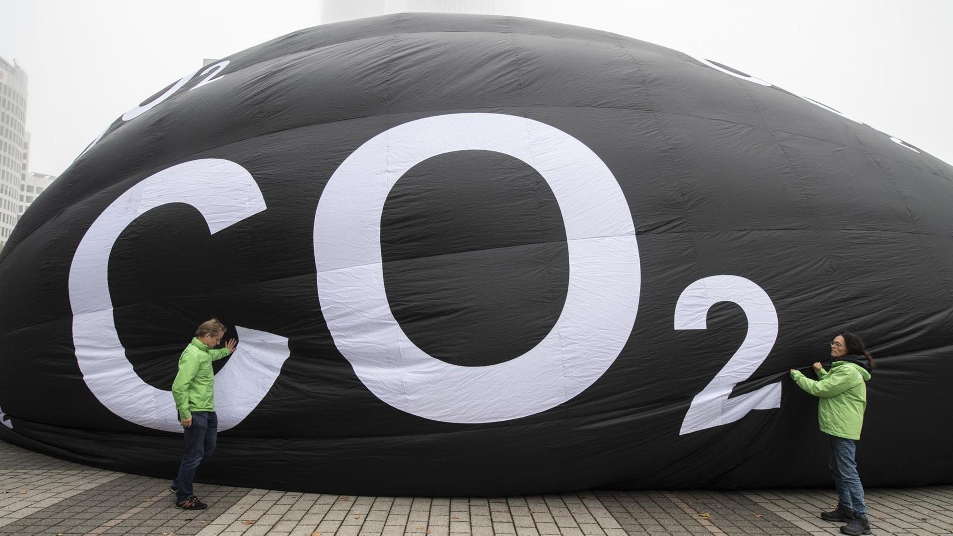 Frankfurt/Main: Aktivisten von Greenpeace füllen vor der Messe IAA einen riesigen Ballon mit Luft. Auf dem Ballon steht "CO2". Frankfurt/Main: Aktivisten von Greenpeace füllen vor der Messe IAA einen riesigen Ballon mit Luft. Auf dem Ballon steht "CO2".