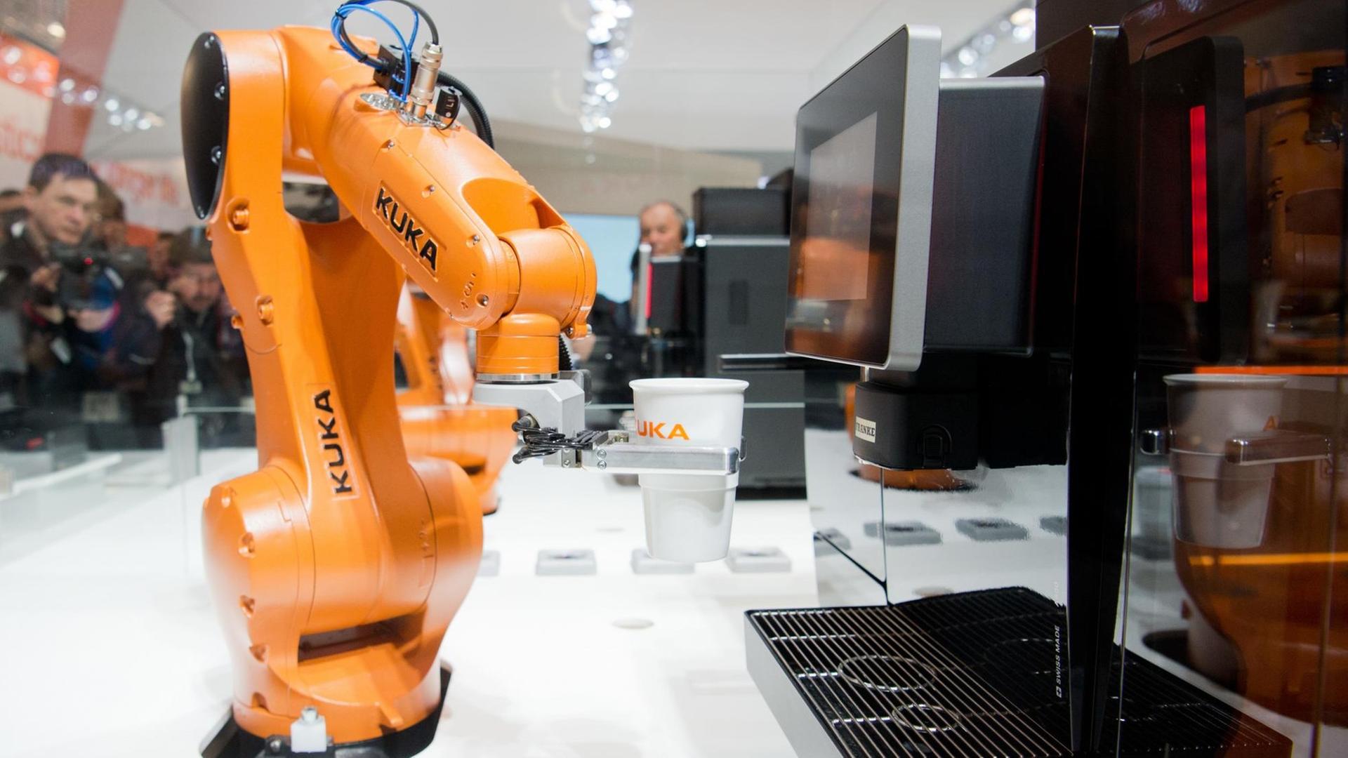 Eine Anwendung "Coffee 4.0" mit automatischen Robotern und einer App, in der man seinen Wunschkaffee zusammenstellen kann, wird am Stand von Kuka auf der Hannover Messe in Hannover (Niedersachsen) gezeigt. Eine Anwendung "Coffee 4.0" mit automatischen Robotern und einer App, in der man seinen Wunschkaffee zusammenstellen kann, wird am Stand von Kuka auf der Hannover Messe in Hannover (Niedersachsen) gezeigt.