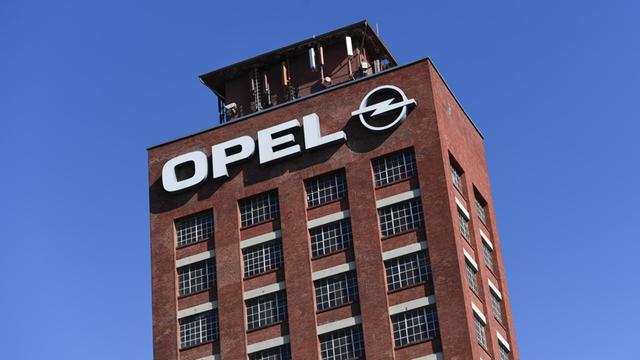 Das Opel-Logo prangt auf dem Werksgelände des Autobauers Opel in Rüsselsheim auf einem Turm