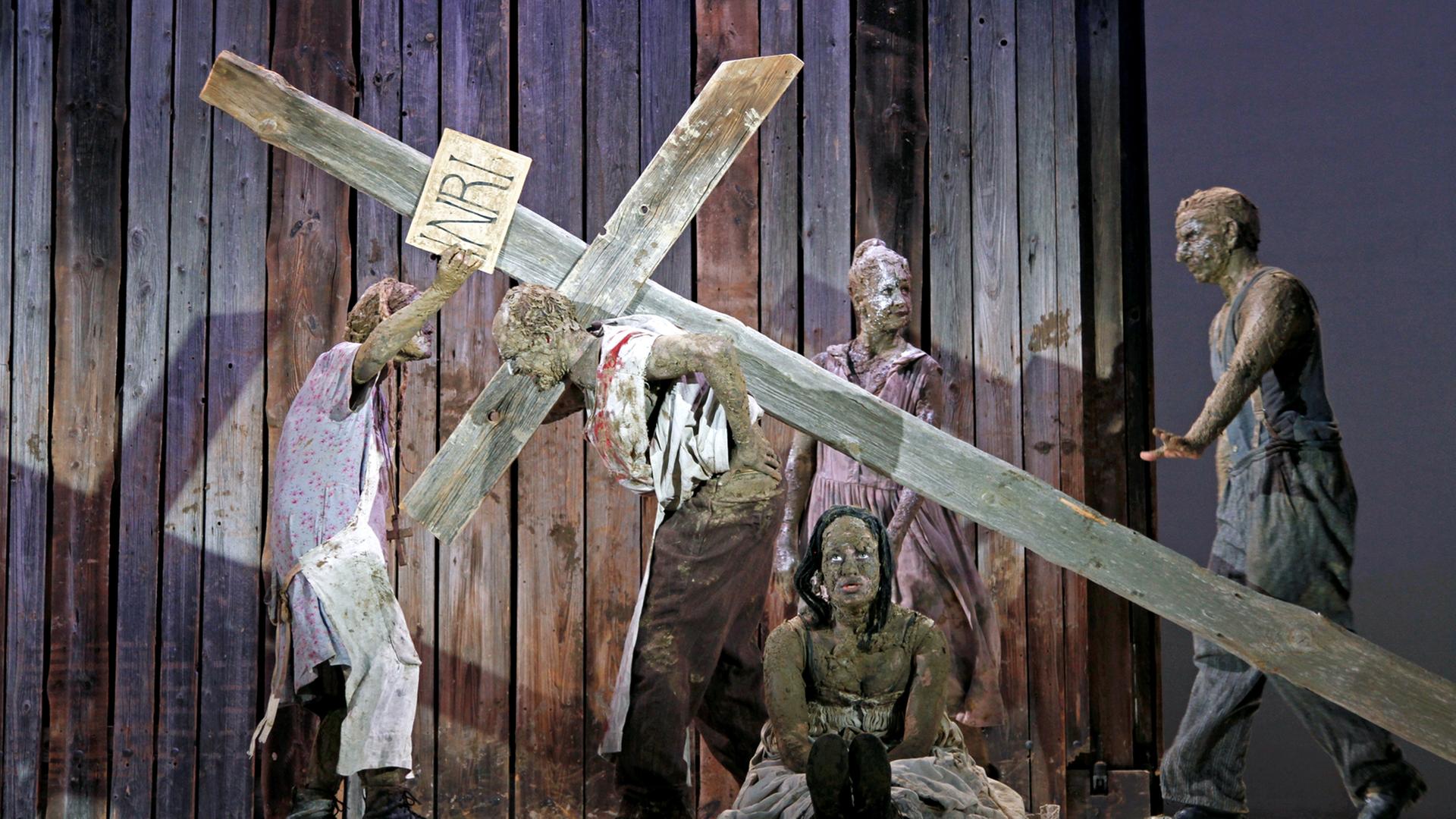 Szene aus "Nathan der Weise" von Gotthold Ephraim Lessing unter der Regie von Andreas Kriegenburg am Deutschen Theater Berlin. Szene aus "Nathan der Weise" von Gotthold Ephraim Lessing unter der Regie von Andreas Kriegenburg am Deutschen Theater Berlin.