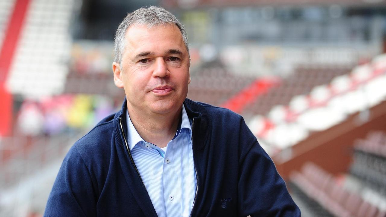 Der Geschäftsführer des FC St. Pauli, Andreas Rettig, steht in den leeren Rängen des Millerntor-Stadions Der Geschäftsführer des FC St. Pauli, Andreas Rettig, steht in den leeren Rängen des Millerntor-Stadions