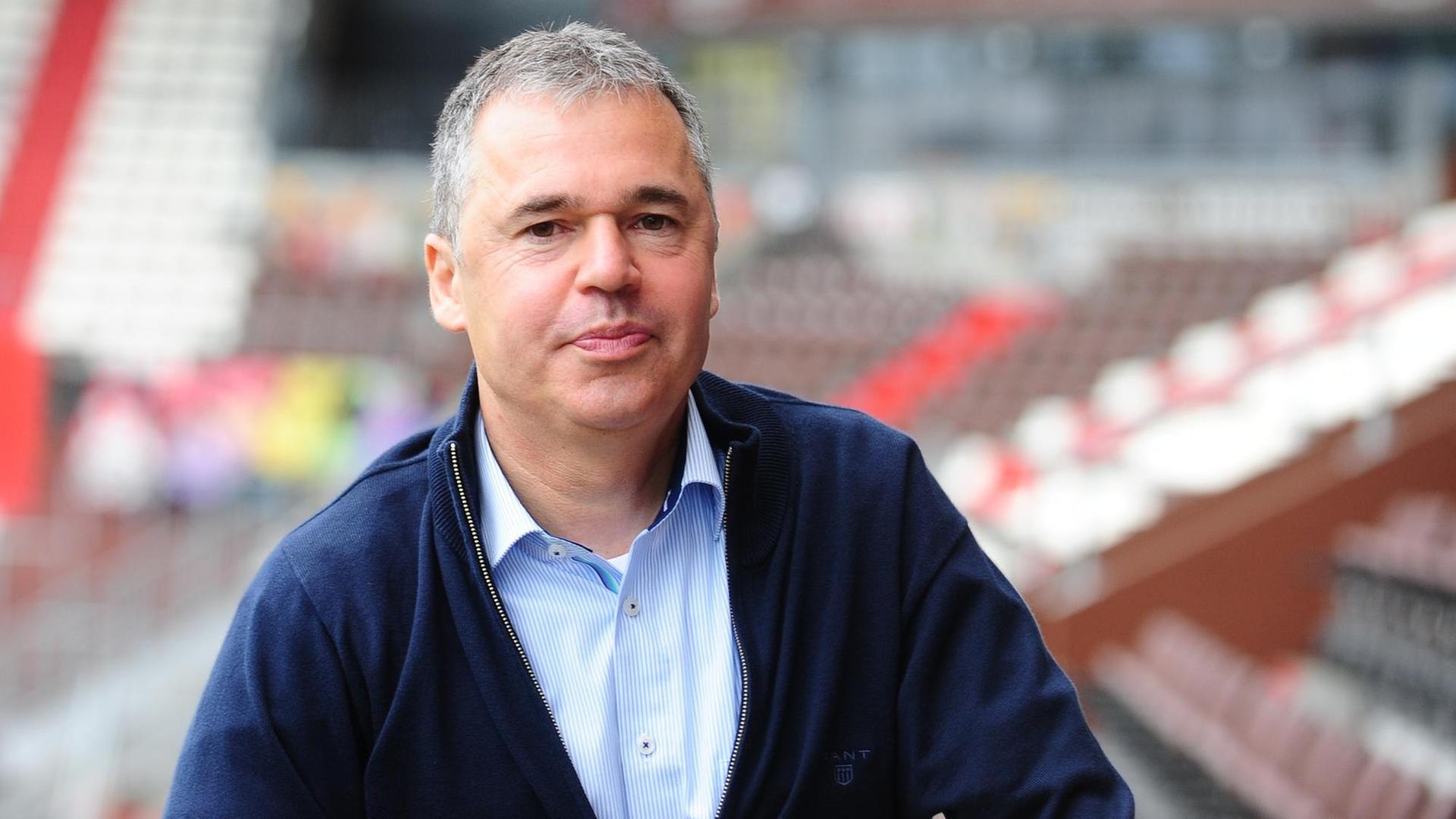 Der Geschäftsführer des FC St. Pauli, Andreas Rettig, steht in den leeren Rängen des Millerntor-Stadions Der Geschäftsführer des FC St. Pauli, Andreas Rettig, steht in den leeren Rängen des Millerntor-Stadions