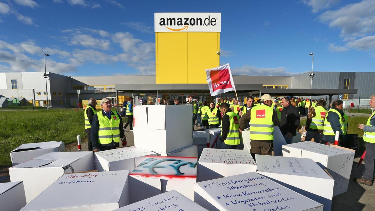 Mitarbeiter von Amazon stehen in Westen der Gewerkschaft Verdi vor einem Amazon Gebäude und streiken. Mitarbeiter von Amazon stehen in Westen der Gewerkschaft Verdi vor einem Amazon Gebäude und streiken.
