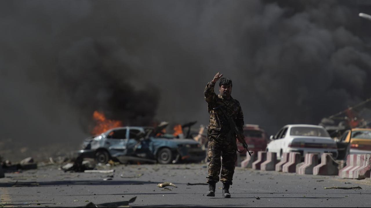 Am 31. Mai 2017 detoniert ein Sprengsatz in der afghanischen Hauptstadt Kabul, ganz in der Nähe der deutschen Botschaft im Diplomatenviertel. Das Bild zeigt eine schwarze Rauchwolke, zerstörte Autos und einen schwerbewaffneten Polizisten.