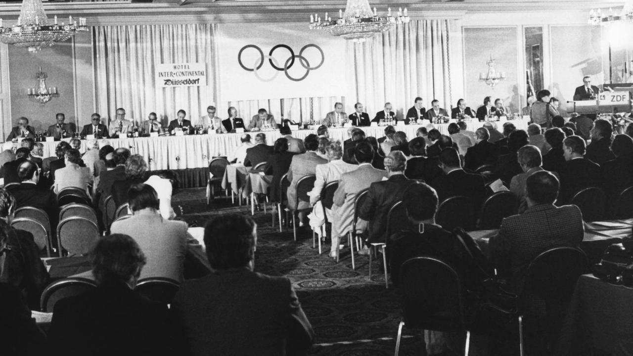 NOK-Präsident Willi Daume (am rechten Bildrand) spricht am 15.5.1980 auf der NOK-Mitgliederversammlung in Düsseldorf, wo das Nationale Olympische Komitee für Deutschland nach rund vierstündiger Beratung und Abstimmung mit 59:40 Stimmen beschließt, die Olympischen Sommerspiele 1980 in Moskau zu boykottieren.