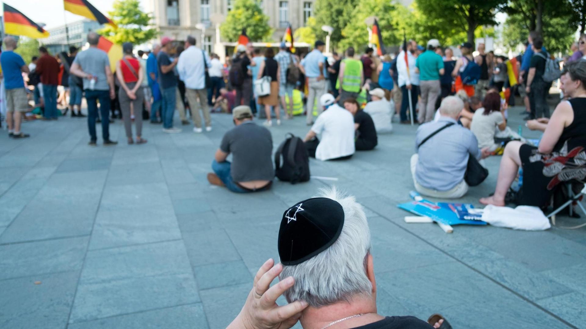 Ein Mann trägt während einer Kundgebung vor dem Bundeskanzleramt nach dem sogenannten "Frauenmarsch 2.0" eine Kippa mit Davidstern. Ein Mann trägt während einer Kundgebung vor dem Bundeskanzleramt nach dem sogenannten "Frauenmarsch 2.0" eine Kippa mit Davidstern.