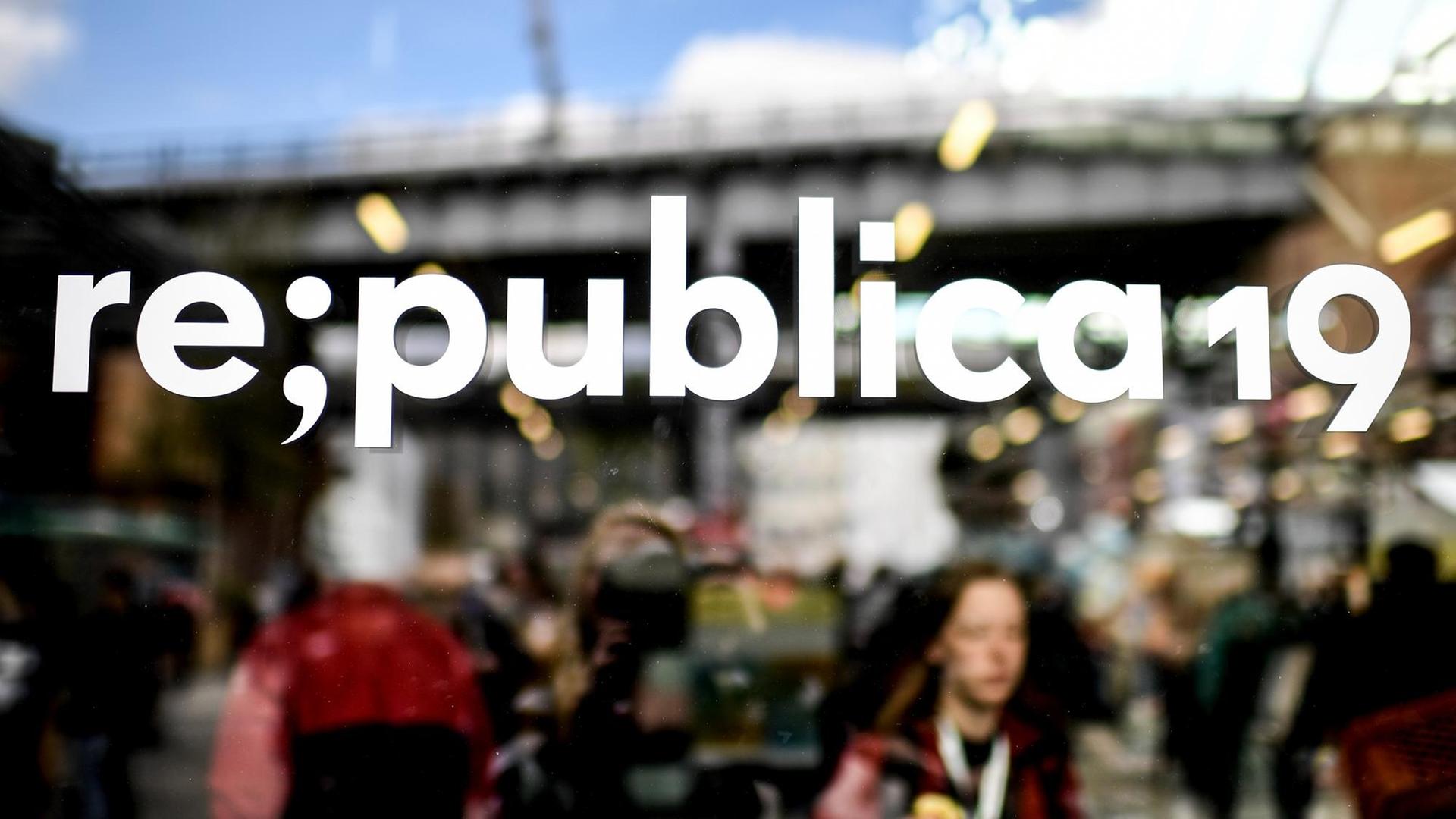 Der Schriftzug "re;publica 19" steht auf einer Scheibe bei der Internetkonferenz. Der Schriftzug "re;publica 19" steht auf einer Scheibe bei der Internetkonferenz.