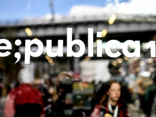 Der Schriftzug "re;publica 19" steht auf einer Scheibe bei der Internetkonferenz.