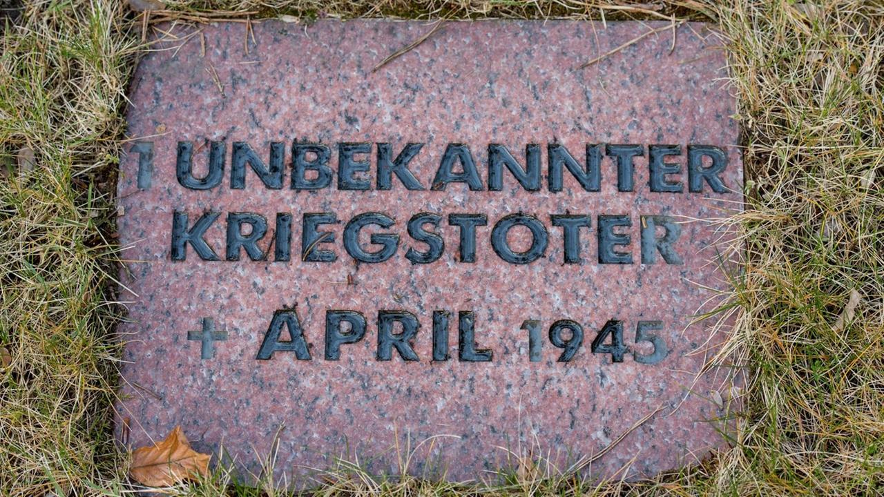 Am selben Tag wurden hier die sterblichen Überreste von 120 weiteren deutschen Soldaten, die im Zweiten Weltkrieg starben, zur letzten Ruhe gebettet. Ihre Gebeine waren vom Volksbund Deutsche Kriegsgräberfürsorge in den vergangenen Monaten gefunden worden. Vor 70 Jahren kamen sie wie Zehntausende andere kurz vor Ende des Zweiten Weltkriegs im April 1945 vor den Toren Berlins bei der Kesselschlacht von Halbe ums Leben.