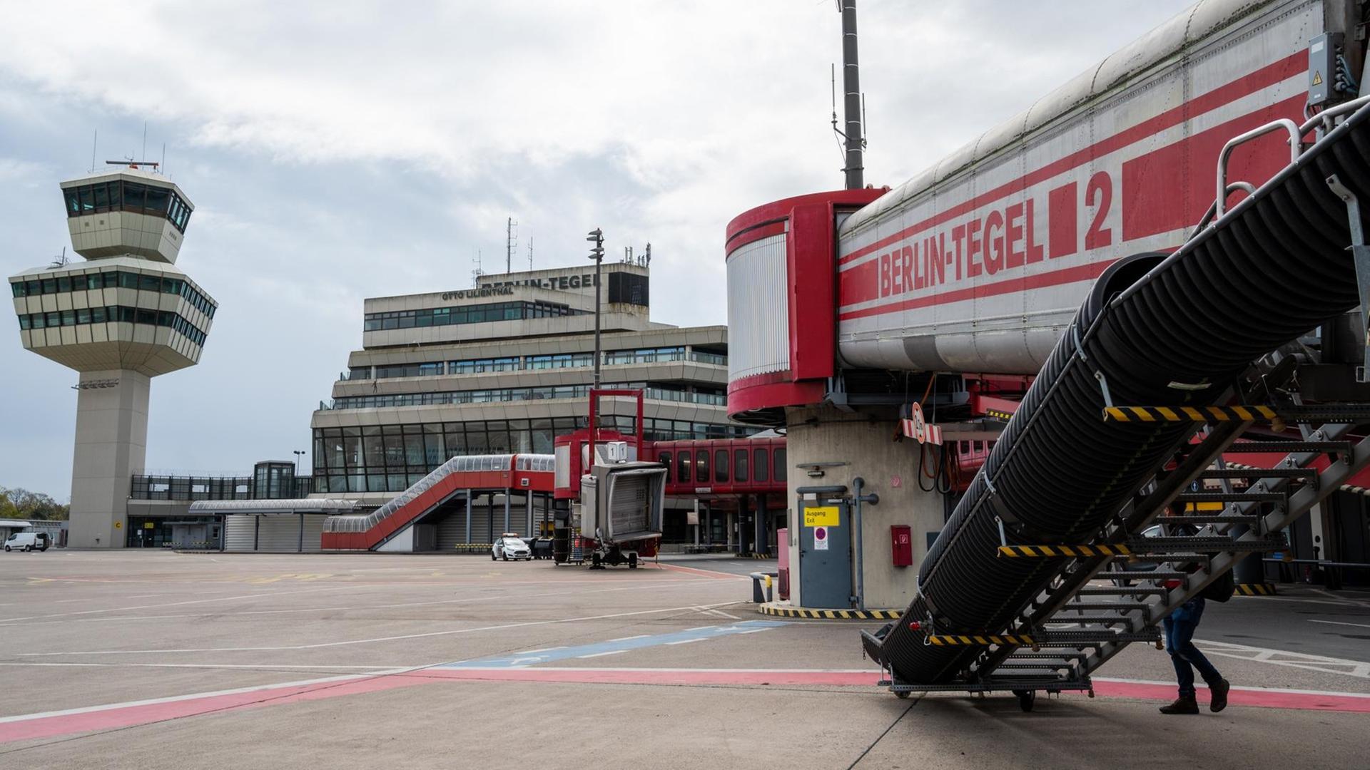 Auf dem Vorfeld des ehemaligen Flughafens Tegel steht eine Fluggastbrücke mit der Aufschrift "Berlin-Tegel 2" Auf dem Vorfeld des ehemaligen Flughafens Tegel steht eine Fluggastbrücke mit der Aufschrift "Berlin-Tegel 2"