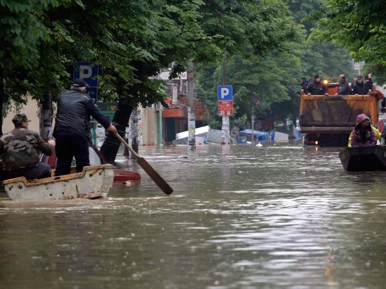 Eine völlig überflutete Straße in Obrenovac nahe Belgrad.