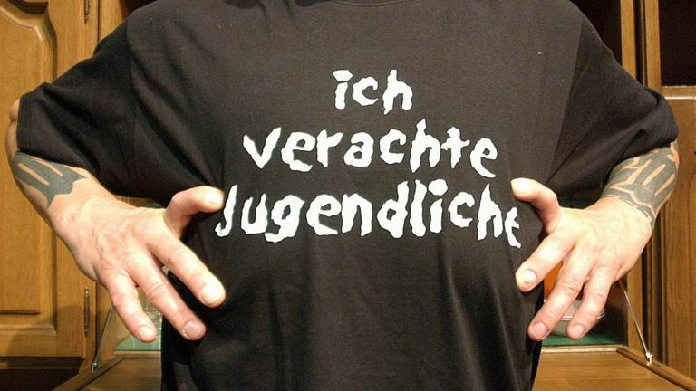 T-Shirt des Sänger Stumpen von Knorkator am Rande der IFA 2003 in Berlin auf dem der Schriftzug "Ich verachte Jugendliche" steht