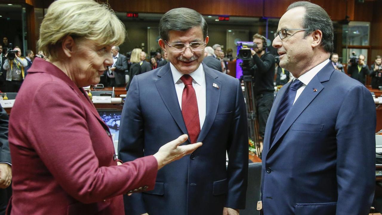Angela Merkel, Ahmet Davutoglu und Francois Hollande beim EU-Türkei-Gipfel im November 2015. Angela Merkel, Ahmet Davutoglu und Francois Hollande beim EU-Türkei-Gipfel im November 2015.