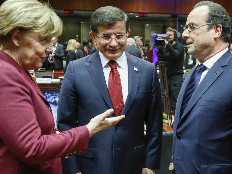 Angela Merkel, Ahmet Davutoglu und Francois Hollande beim EU-Türkei-Gipfel im November 2015.