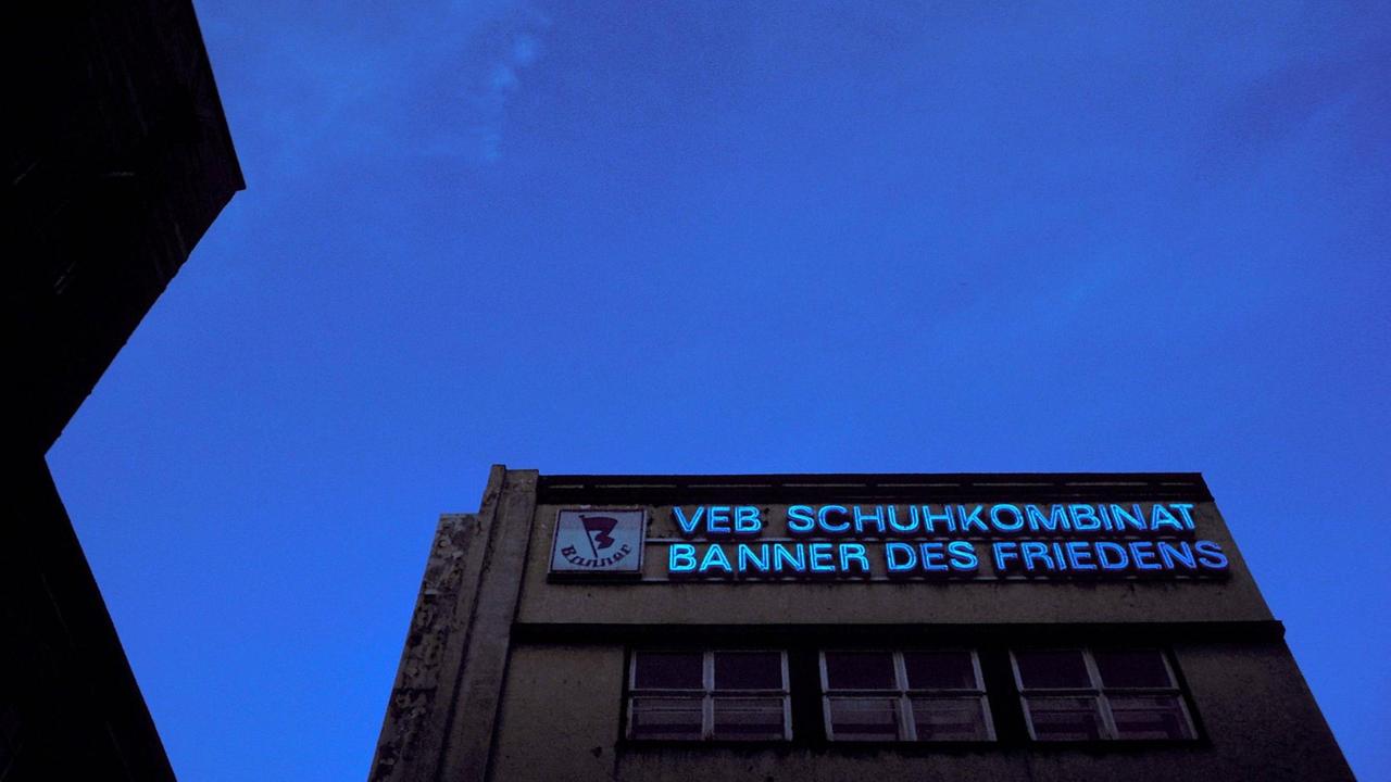 Außenansicht des VEB Schuhkombinat "Banner des Friedens" in Weißenfels, Sachsen-Anhalt, 1990.