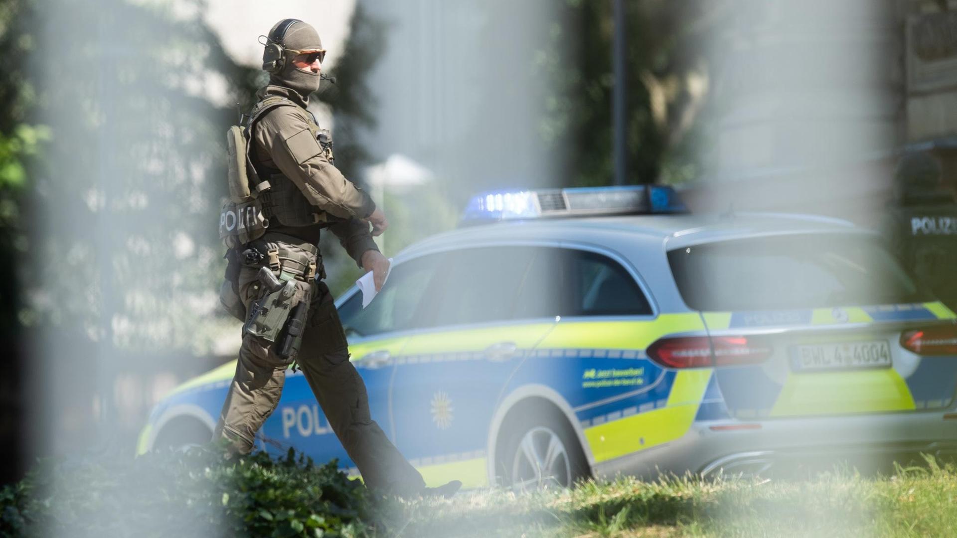 Ein bewaffneter Polizist läuft auf das Gelände des Bundesgerichtshofs in Karlsruhe, der für das Ermittlungsverfahren im Mordfall Lübcke zuständig ist, aufgenommen am 27.06.2019.
