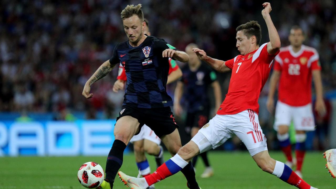 Der Russe Daler Kuziaev und Ivan Rakitic aus Kroatien kämpfen um den Ball. Der Russe Daler Kuziaev und Ivan Rakitic aus Kroatien kämpfen um den Ball.