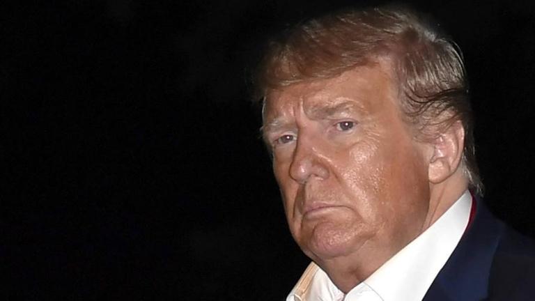 Donald Trump schaut traurig nach unten. Donald Trump schaut traurig nach unten.