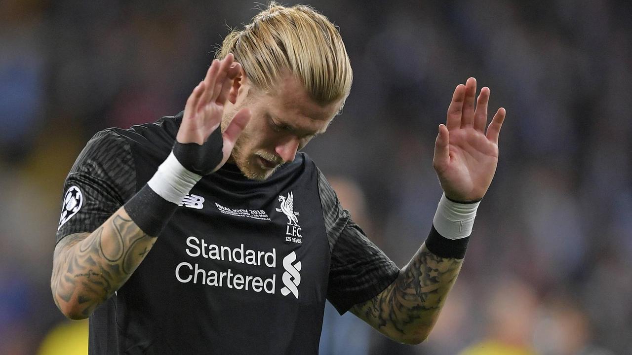Torwart Loris Karius hebt beide Hände entschuldigend hoch. Torwart Loris Karius hebt beide Hände entschuldigend hoch.