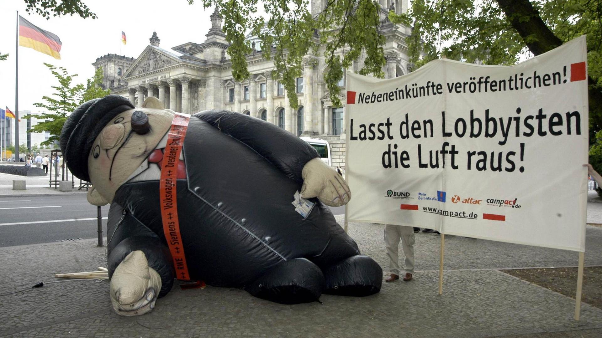 Lasst den Lobbyisten die Luft raus! steht auf einem Transparent vor dem Bundestag in Berlin. Lasst den Lobbyisten die Luft raus! steht auf einem Transparent vor dem Bundestag in Berlin.