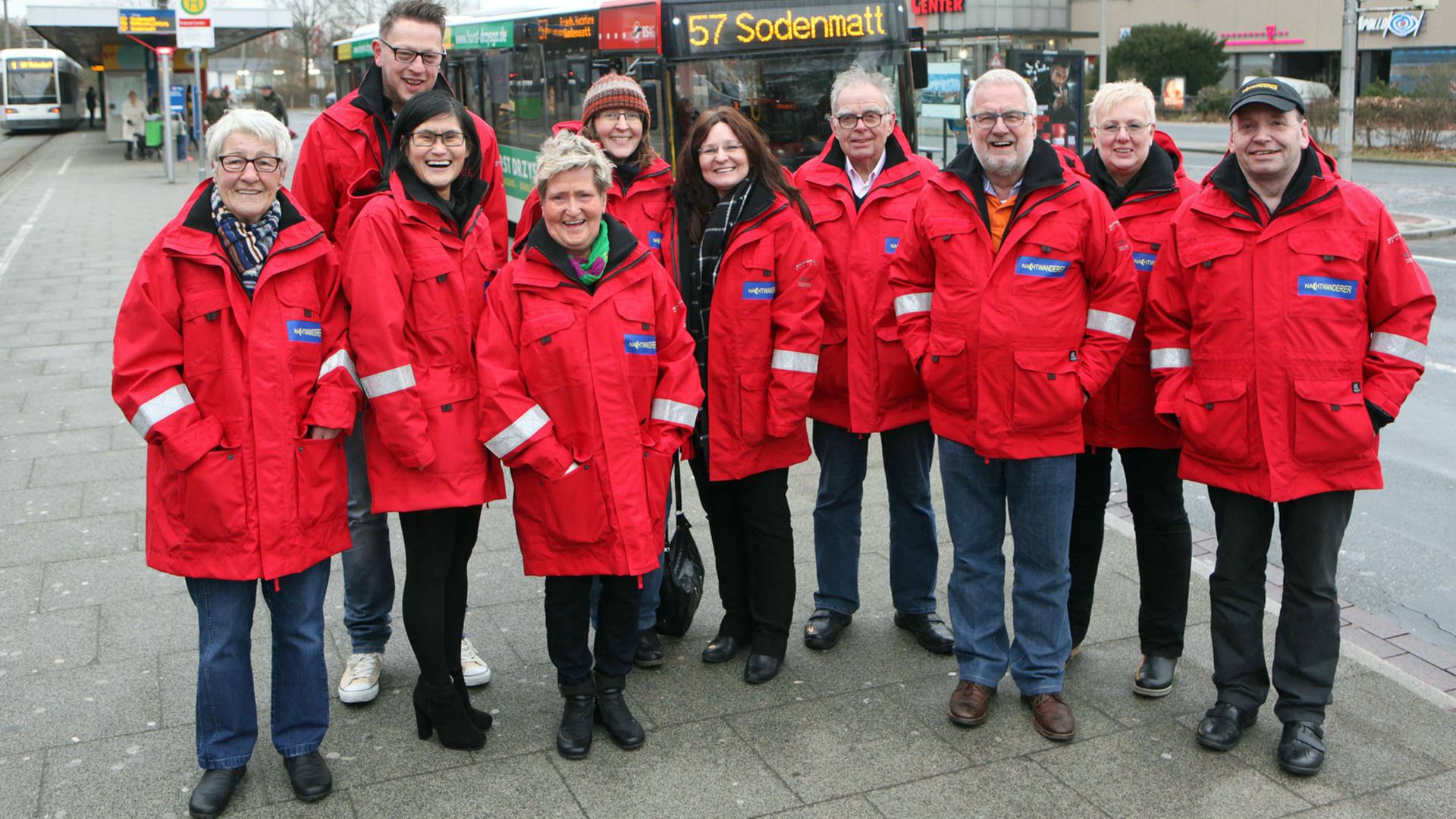 Die Nachtwanderer Huchting posieren für ein Gruppenfoto. Die Nachtwanderer Huchting posieren für ein Gruppenfoto.