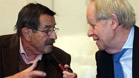 Die Schriftsteller Günter Grass (links) und Siegfried Lenz sprechen im Vorfeld einer Ausstellungseröffnung von Werken des Literaturnobelpreiträgers in Hamburg.