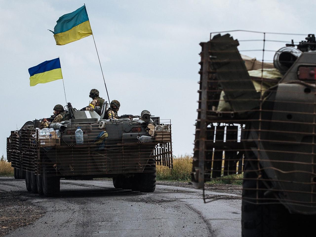 Ukrainische Soldaten auf Panzern in Rassypnoe im Osten des Landes Ukrainische Soldaten auf Panzern in Rassypnoe im Osten des Landes
