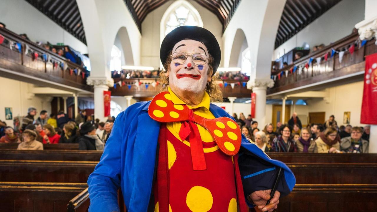 Ein Clown in der All-Saints-Kirche in Haggerston, London Ein Clown in der All-Saints-Kirche in Haggerston, London