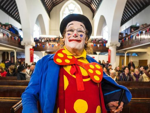 Ein Clown in der All-Saints-Kirche in Haggerston, London