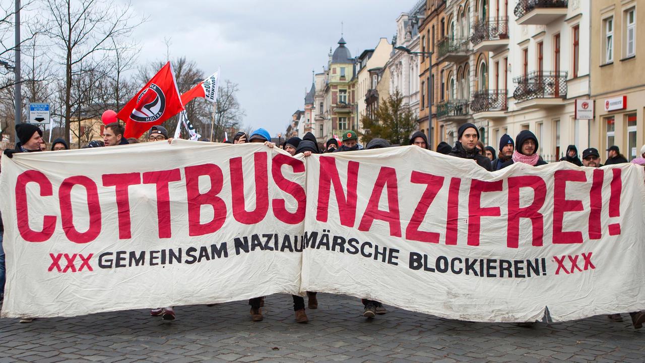 Protest gegen NPD-Aufmarsch in Cottbus. Demonstrationsteilnehmer tragen einen Banner mit der Aufschrift "Cottbus Nazifrei" vor sich her.
Protest gegen NPD-Aufmarsch in Cottbus. Demonstrationsteilnehmer tragen einen Banner mit der Aufschrift "Cottbus Nazifrei" vor sich her.
