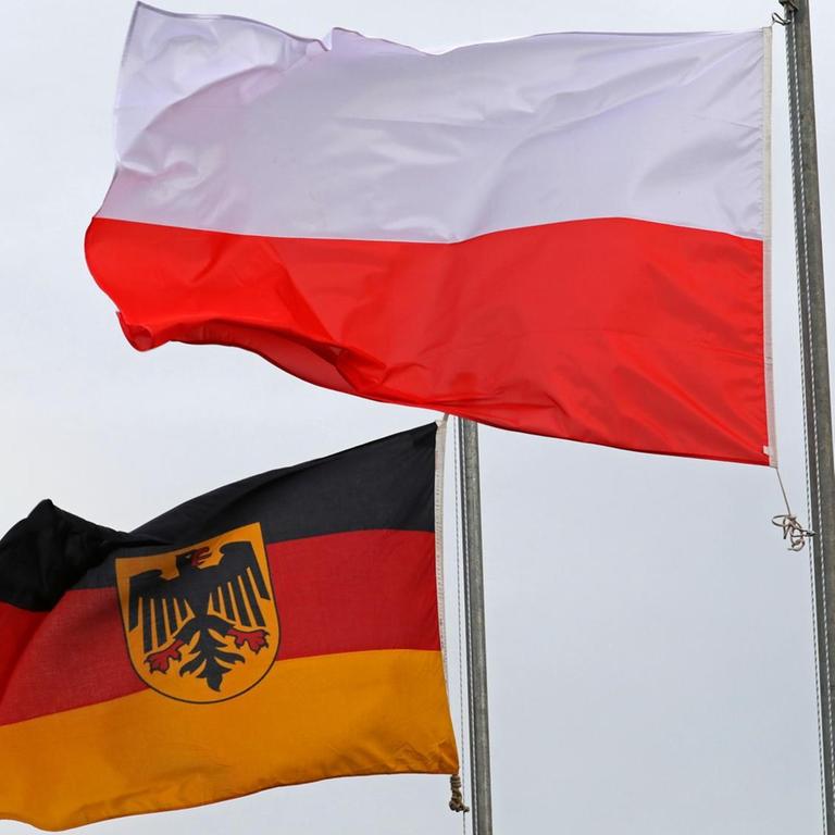 Eine deutsche und eine polnische Fahne wehen nebeneinander