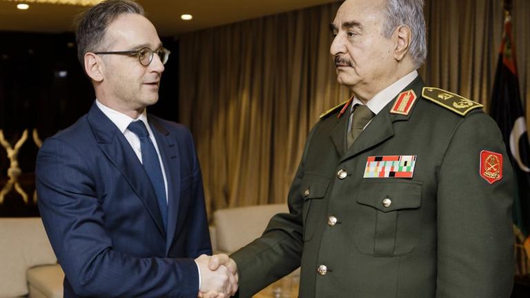 General Chalifa Haftar begrüßt Heiko Maas in seinem Hauptquartier im Nordosten von Libyen. General Chalifa Haftar begrüßt Heiko Maas in seinem Hauptquartier im Nordosten von Libyen.